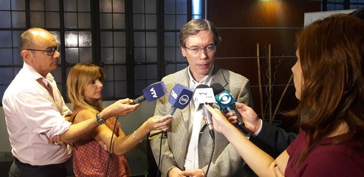 Martín Vallcorba en rueda de prensa con periodistas Martín Vallcorba en rueda de prensa con periodistas