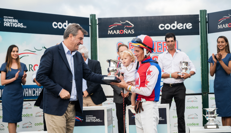 Gustavo Anselmi entrega el Gran Premio General Artigas