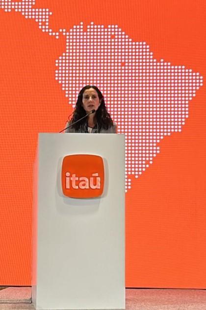 Ministra de Economía y Finanzas Azucena Arbeleche. Ministra de Economía y Finanzas, Azucena Arbeleche, exponiendo.