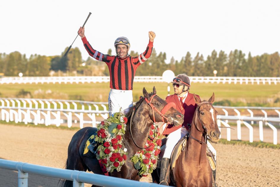 Jockey festejando sobre caballo ganador del Gran Premio Jockey festejando sobre caballo ganador del Gran Premio