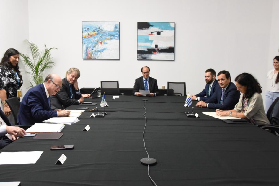 Ministra Arbeleche y presidente del BID Ilan Goldfajn firman préstamo. Ministra Arbeleche y presidente del BID Ilan Goldfajn firman préstamo.