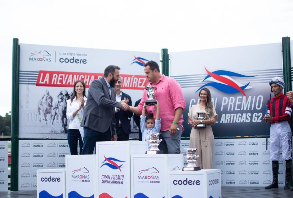 Director General de Casinos Fernando Estévez entregando premio a ganador de gran premio Director General de Casinos Fernando Estévez entregando premio a ganador de gran premio
