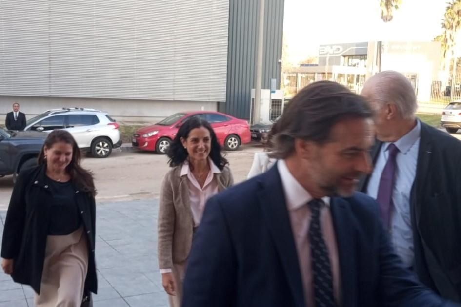Presidente Luis Lacalle Pou, ministra Azucena Arbeleche y directora Marcela Bensión. Presidente Luis Lacalle Pou, ministra Azucena Arbeleche y directora Marcela Bensión.