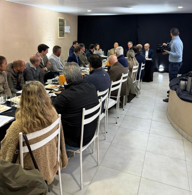 Autoridades del MEF junto a comerciantes de la frontera que forman parte de CEDU