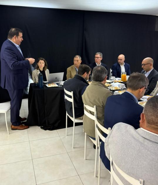 Autoridades del MEF junto a comerciantes de la frontera que forman parte de CEDU
