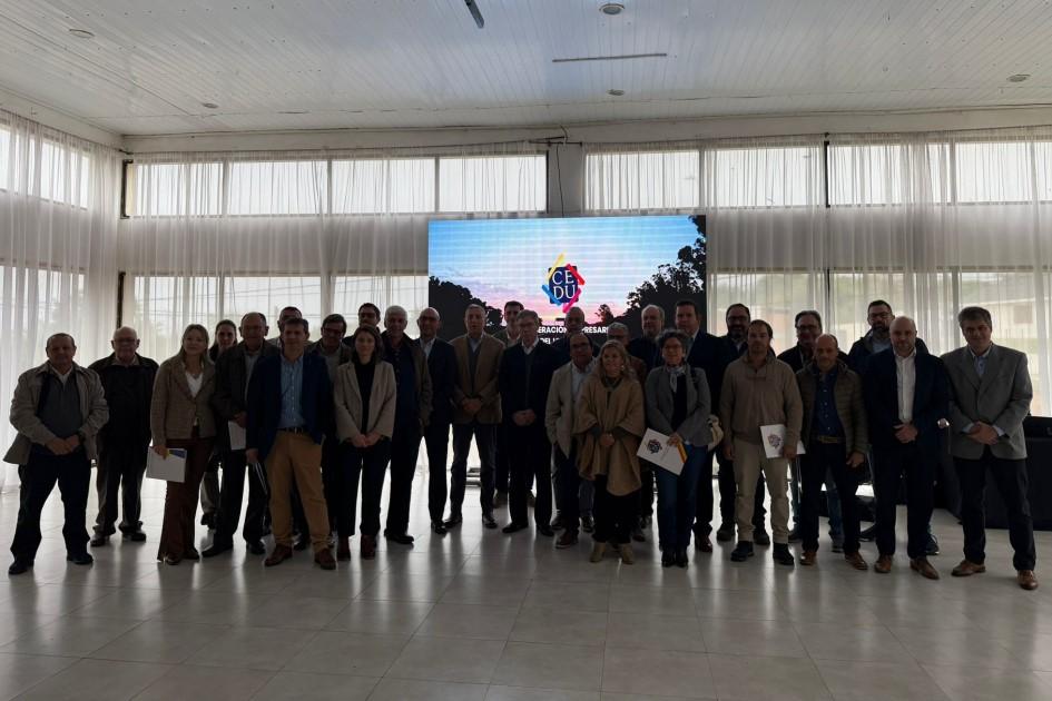 Autoridades del MEF junto a comerciantes de la frontera que forman parte de CEDU
