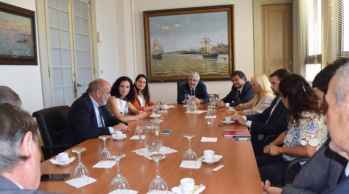 Visita de la ministra Arbeleche a la Dirección Nacional de Aduanas Autoridades del Ministerio de Economía y Dirección Nacional de Aduanas en reunión de trabajo
