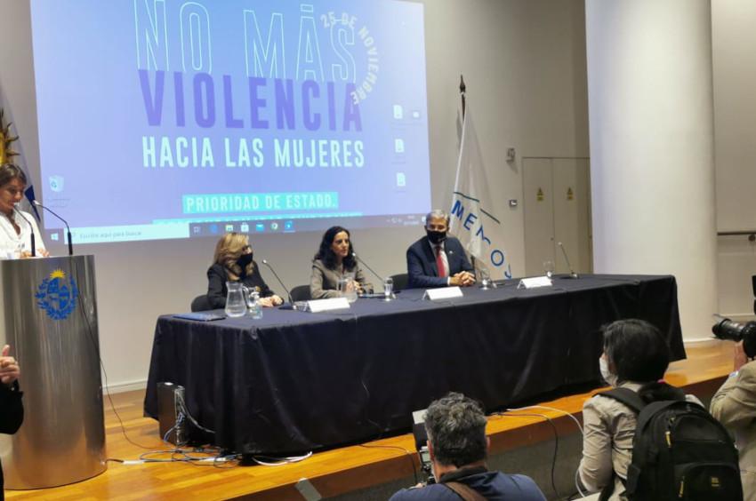 Ministra Azucena Arbeleche Día contra violencia contra la Mujer