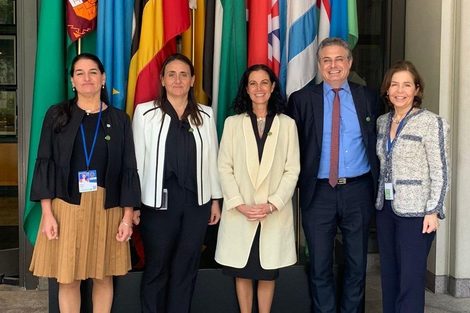 Directora Marcela Bensión, Carolina Saizar, Ministra Azucena Arbeleche, Herman Kamil, Inés Bustillo Comité de Desarrollo BM-FMI