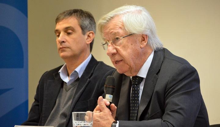 A la izquierda, director de OPP Álvaro García, a la derecha, Ministro Danilo Astori disertando
