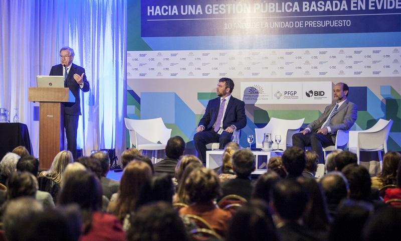 Exposición del Ministro Danilo Astori Danilo Astori disertando