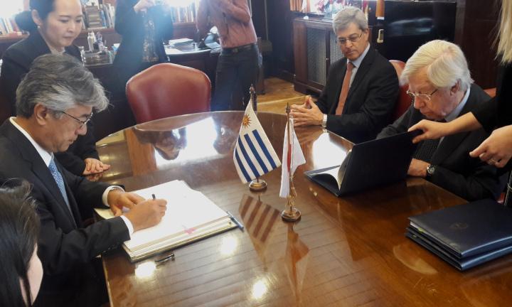 Embajador de Japón y ministro Danilo Astori Acuerdo internacional