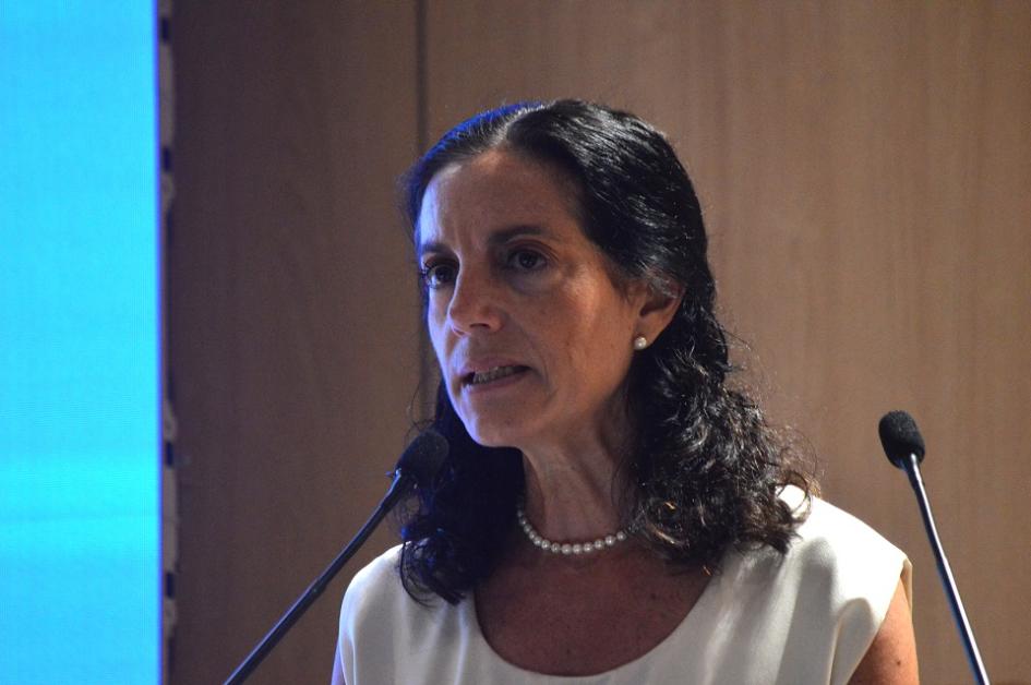 Ministra Azucena Arbeleche disertando en Foro de ACDE Ministra Azucena Arbeleche disertando en Foro de ACDE