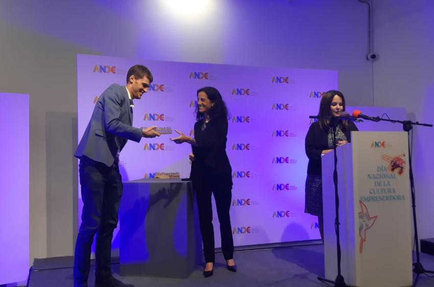 Ministra Arbeleche entrega reconocimiento Día de la Cultura Emprendedora