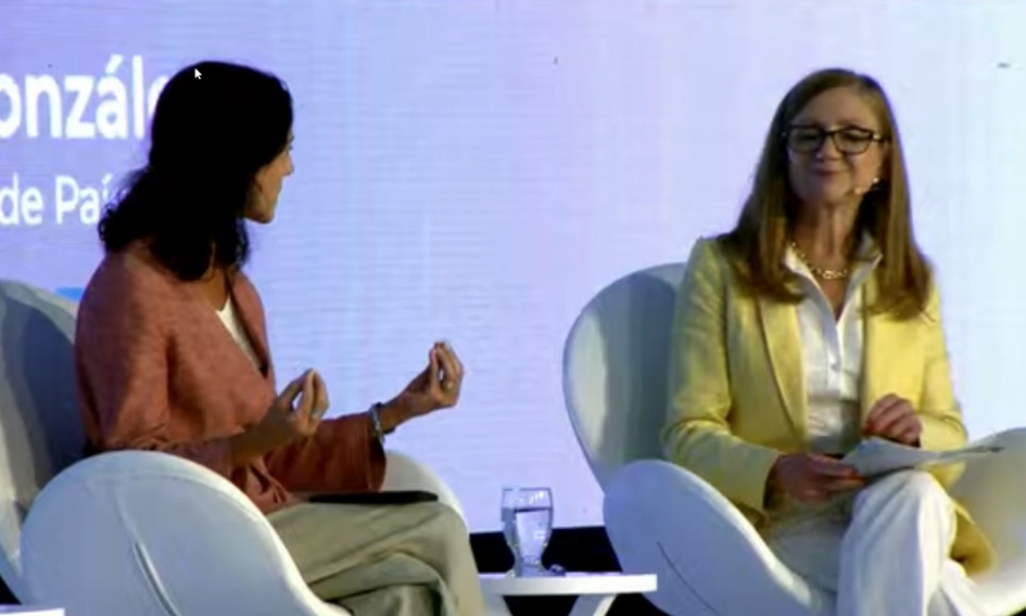 Ministra Azucena Arbeleche y moderadora Anabel González Asamblea BID