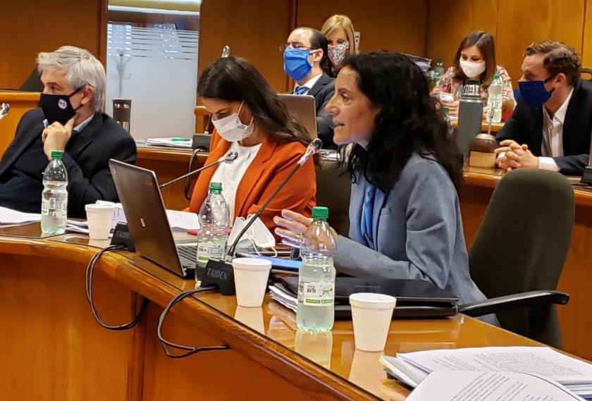Ministra Azucena Arbeleche y equipo Comisión Especial para estudiar ley de urgente consideración