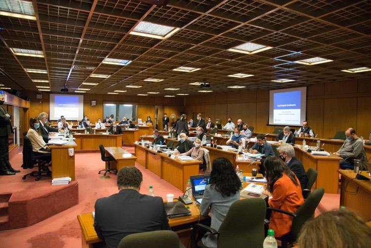 Ministra Azucena Arbeleche y equipo Comisión Especial para estudiar ley de urgente consideración