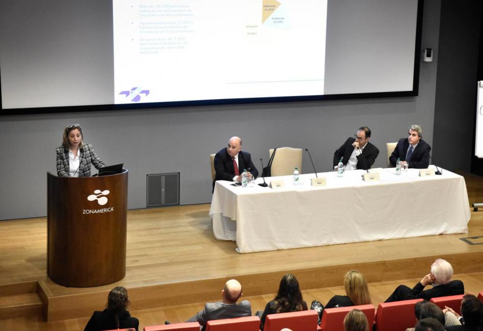 Ec. Rosa Osimani - Directora General de Comercio Economista Rosa Osimani exponiendo ante la Cámara de Zonas Francas