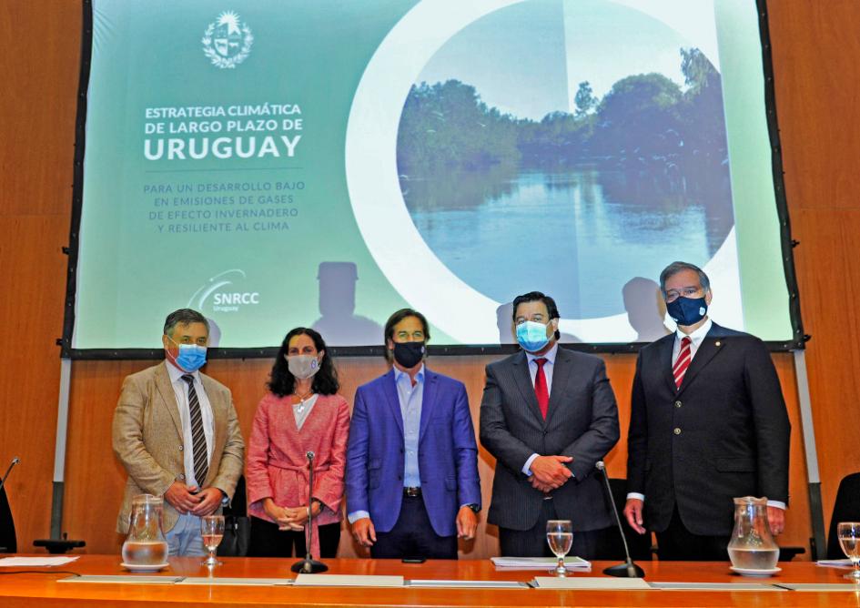 Ministro Omar Paganini, ministra Azucena Arbeleche, presidente Luis Lacalle Pou, ministro Peña, ministro Mattos Estrategia Climática de Largo Plazo de Uruguay