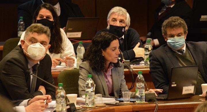 Autoridades presentan Proyecto de Presupuesto Nacional ante comisión del Parlamento Director de OPP, Isaac Alfie, Ministra de Economía y Finanzas Azucena Arbeleche, Coordinador de Finanzas Públicas, Fernando Blanco, Subsecretario Alejandro Irastorza y Coordinadora de Política Económica Marcela Bensión
