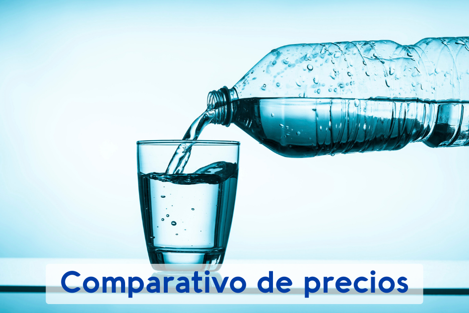 Comparativo de precios del agua envasada Vaso con botella sirviendo agua