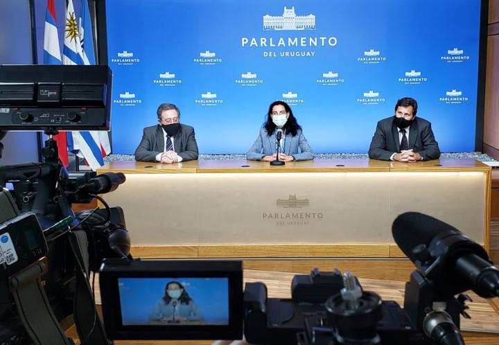 Ministra Azucena Arbeleche, Diego Labat, Jorge Chediak Conferencia de prensa