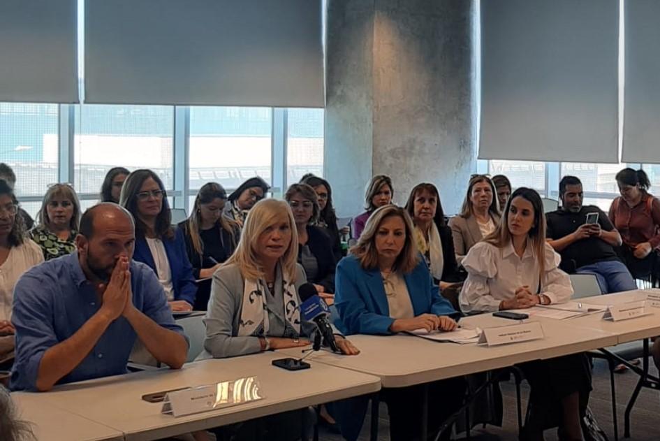 Ministro Lema, presidenta en ejercicio Argimón, directora Bottero y vicecanciller Ache. Ministro Lema, presidenta en ejercicio Argimón, directora Bottero y vicecanciller Ache.
