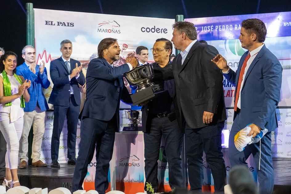 Presidente Luis Lacalle Pou entregando premio Presidente Luis Lacalle Pou entregando premio