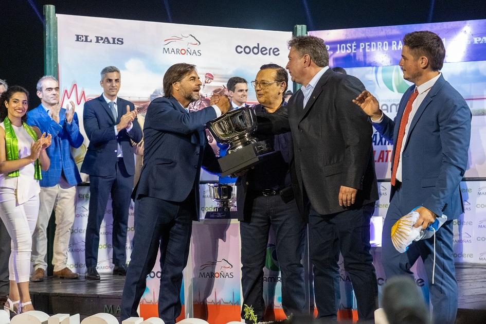 Presidente Luis Lacalle Pou entregando premio