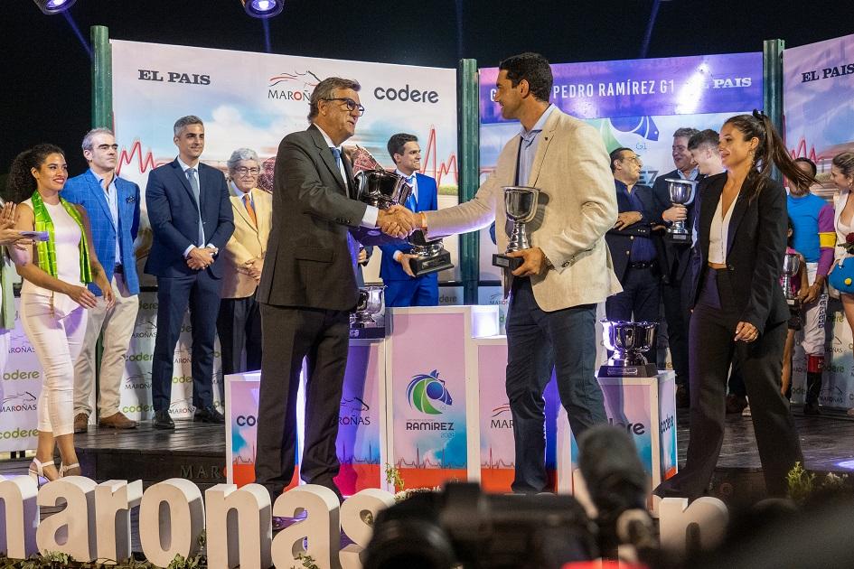 Director General de Casinos Gustavo Anselmi entregando premio Director General de Casinos Gustavo Anselmi entregando premio