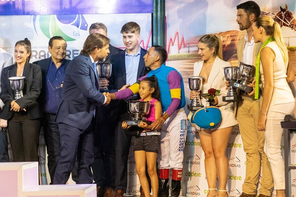 Presidente Luis Lacalle Pou entregando premio ganador