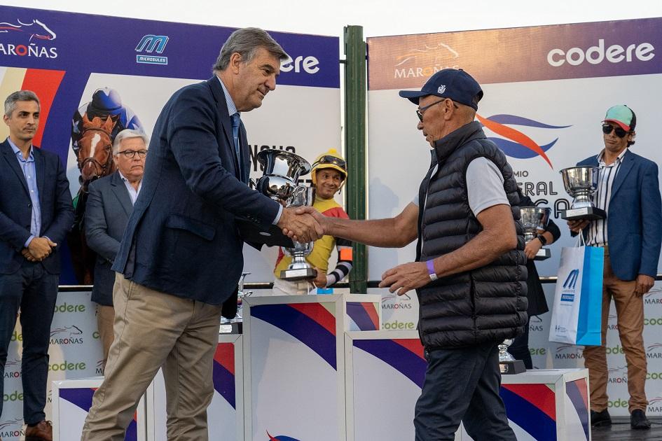Gustavo Anselmi entrega premios Entrega de premios