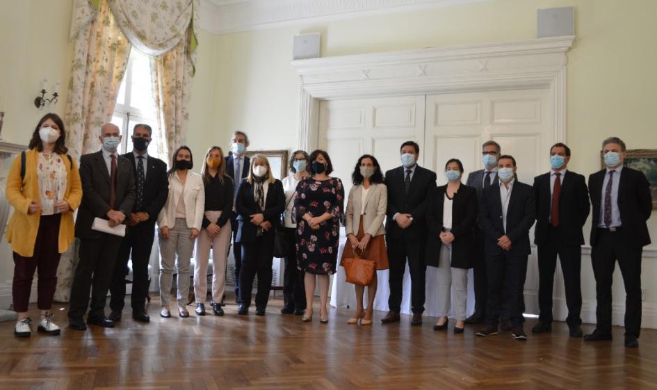 Conferencia en embajada de Reino Unido