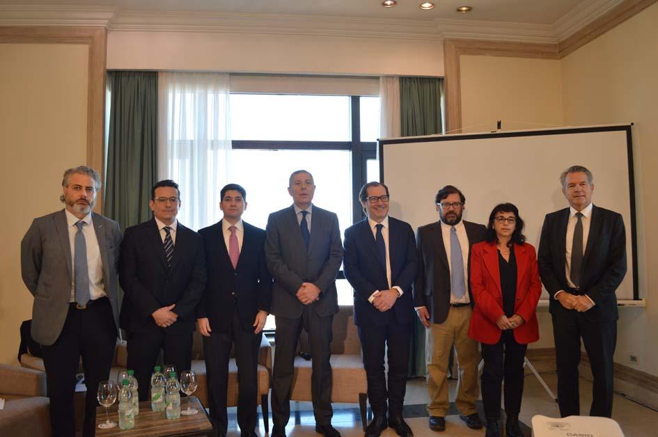 Representantes del Ministerio de Economía y Finanzas y del BID Representantes del Ministerio de Economía y Finanzas y del BID