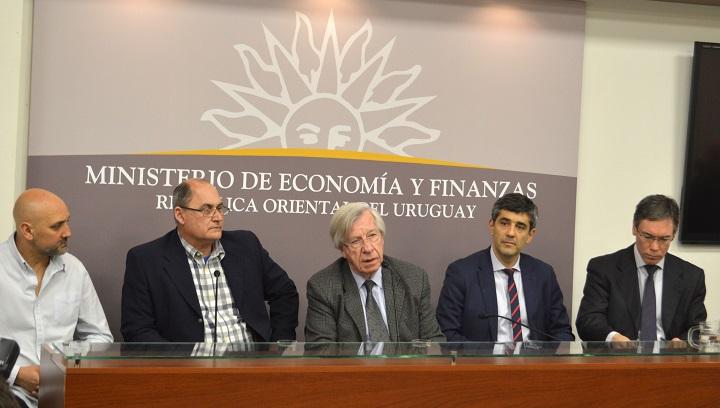 Conferencia de prensa Julio Díaz y Gustavo Ferreira Autoridades de la asociación de feriantes, Danilo Astori, ministro de economía, Jorge Polgar, presidente del BROU y Martín Vallcorba