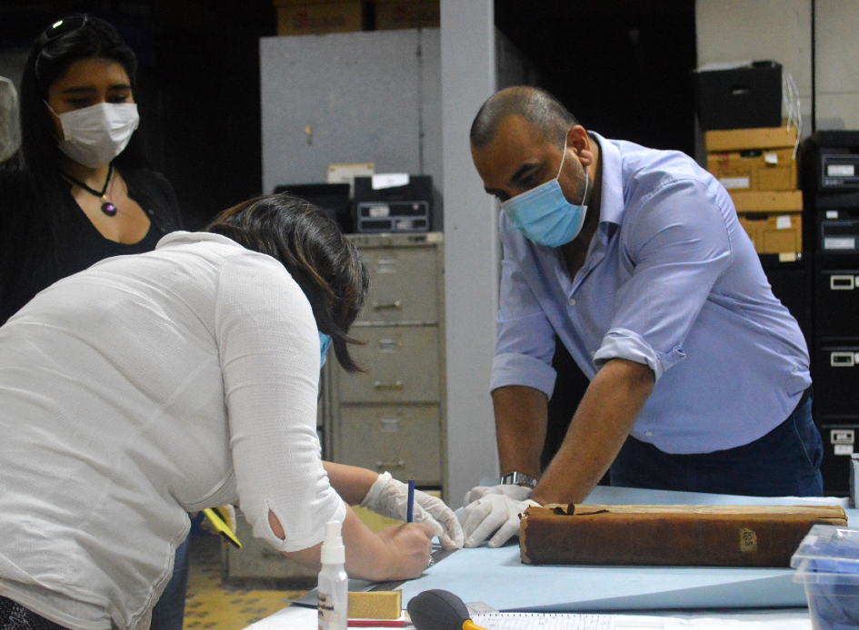 Ana Laura Fernández, Angelly R. Arancibia y Gabriel Queijo Especialista internacional en conservación documental visitó el Archivo del MEF