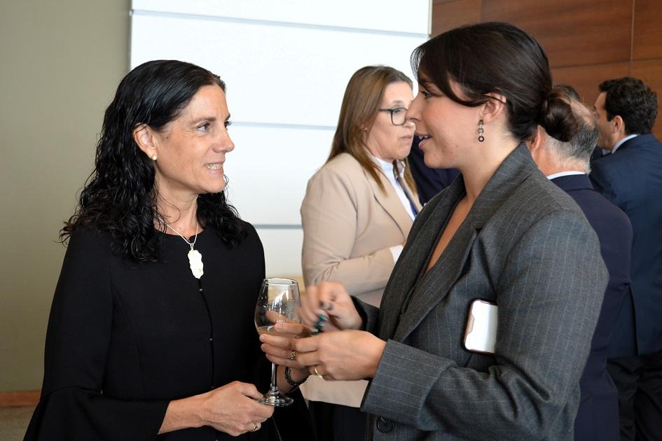 Ministra Azucena Arbeleche y prosecretaria Mariana Cabrera.