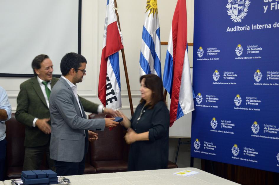 Entrega de Medalla Entrega de Medalla