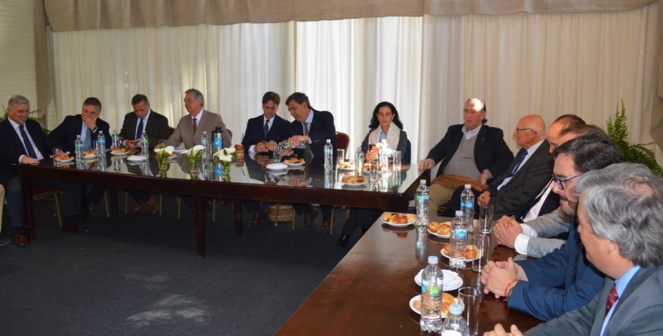 Presidente Lacalle Pou, ministra Arbeleche y autoridades de gobierno reunidas con ARU Expo Prado 2022