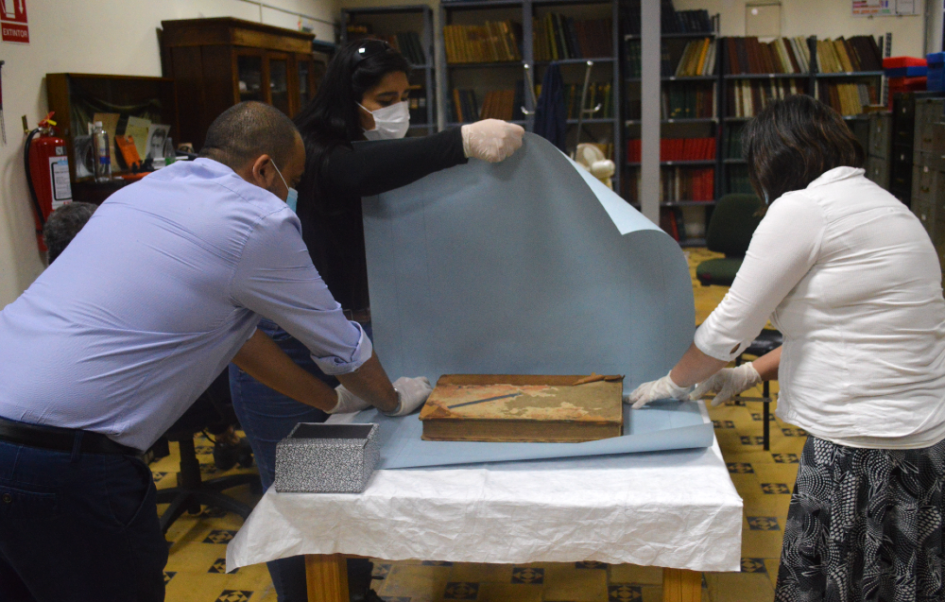 Ana Laura Fernández, Angelly R. Arancibia y Gabriel Queijo Especialista internacional en conservación documental visitó el Archivo del MEF