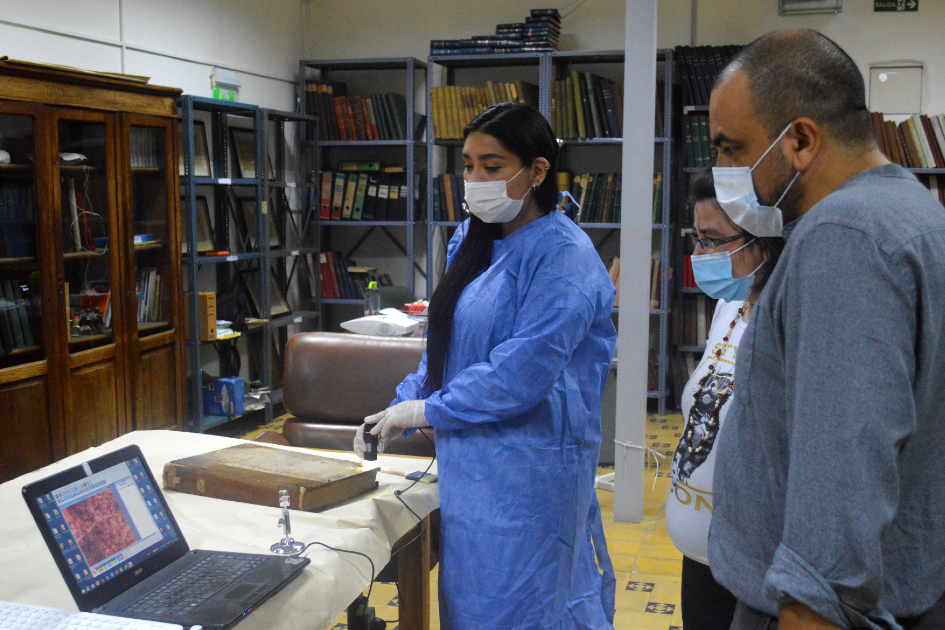 Angelly R. Arancibia durante visita al MEF Especialista internacional en conservación documental visitó el Archivo del MEF