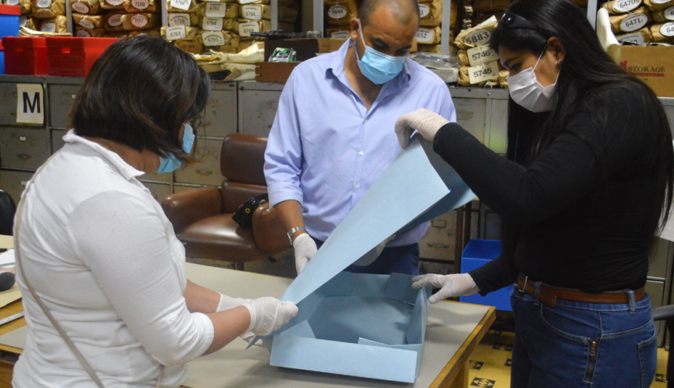 Angelly R. Arancibia durante visita al MEF junto a Ana Laura Fernández y Gabriel Queijo Especialista internacional en conservación documental visitó el Archivo del MEF