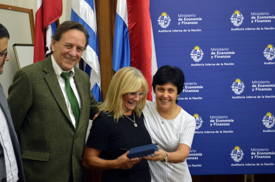 Entrega de Medalla Entrega de Medalla
