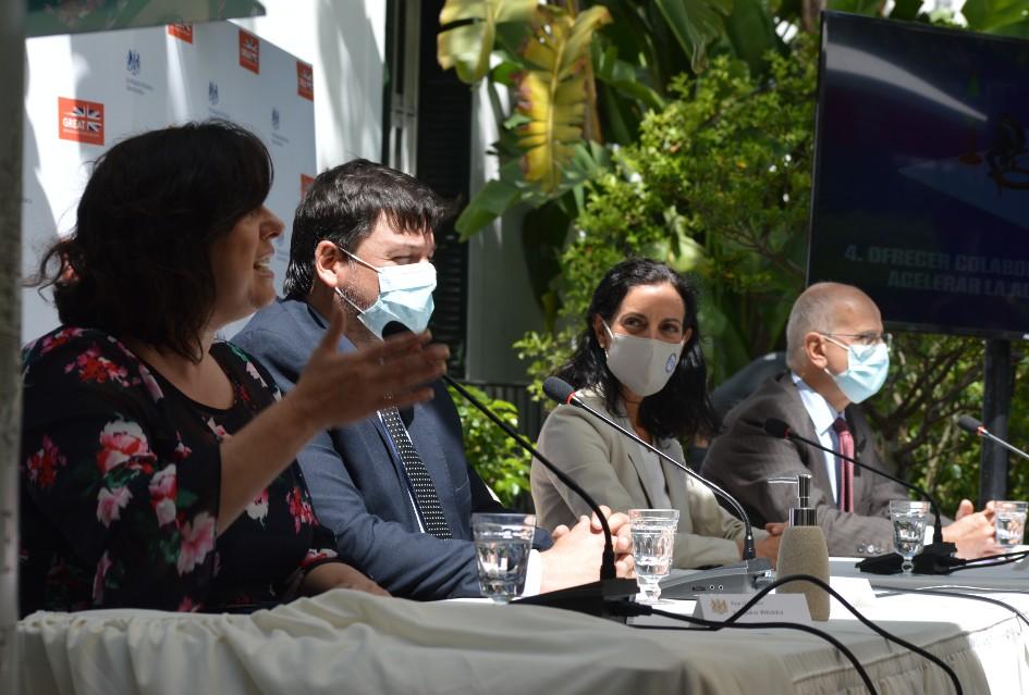 Conferencia en embajada de Reino Unido