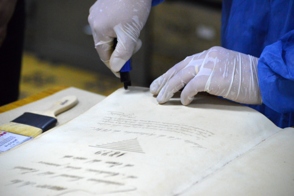 Especialista internacional en conservación documental visitó el Archivo del MEF Especialista internacional en conservación documental visitó el Archivo del MEF