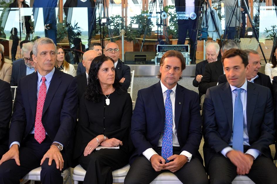 Ministra Azucena Arbeleche y presidente Luis Lacalle Pou, junto a otras autoridades.