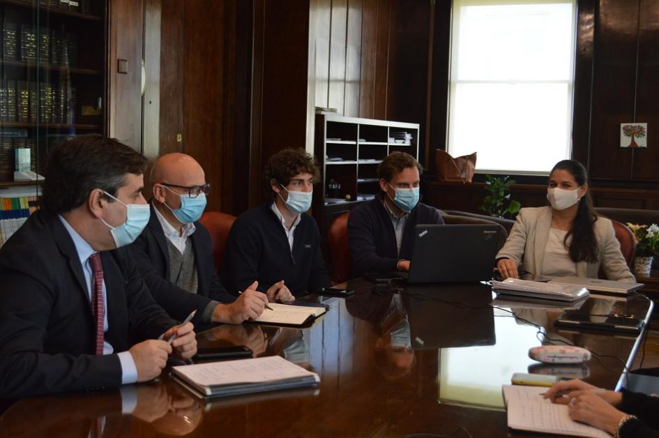 Alfonso Capurro, Aldo Lema, Bernardo Layerle, Rodrigo Areal, y directora de Política Económica Marcela Bensión. Alfonso Capurro, Aldo Lema, Bernardo Layerle, Rodrigo Areal y Marcela Bensión.
