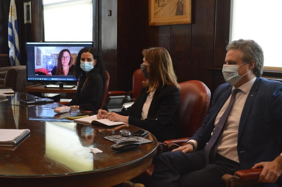 Ministra Azucena Arbeleche, Ana Fostel, directora de Macroeconomía Nicole Perelmuter y director de Deuda Herman Kamil. Ministra Azucena Arbeleche, Ana Fostel, Nicole Perelmuter y Herman Kamil.