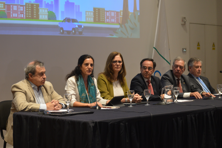 Raúl Lozano, Azucena Arbeleche, Elisa Facio, Robert Bouvier, Fernando Mattos y Omar Paganini. Raúl Lozano, Azucena Arbeleche, Elisa Facio, Robert Bouvier, Fernando Mattos y Omar Paganini.