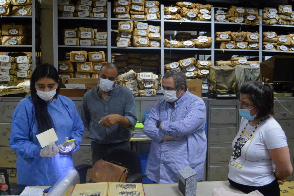 Angelly R. Arancibia durante visita al MEF junto a Ana Laura Fernández y Gabriel Queijo Especialista internacional en conservación documental visitó el Archivo del MEF